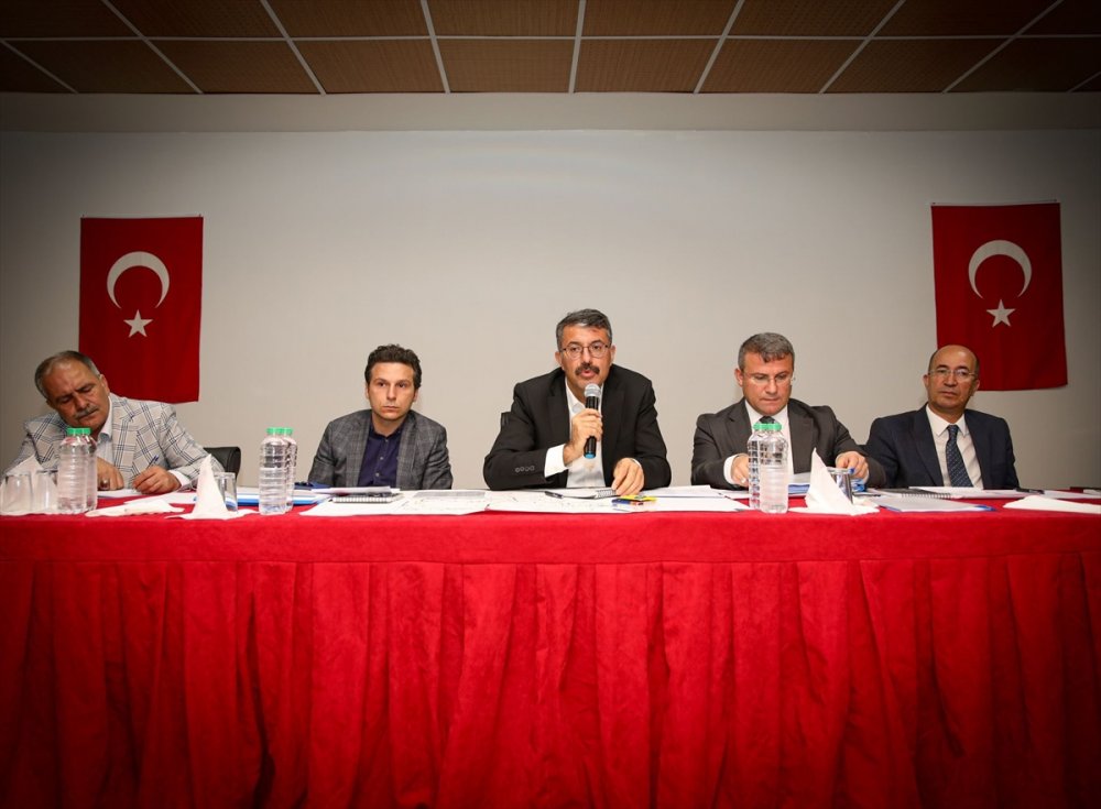 Vali Çelik, kendisine sosyal medyadan ulaşan kas hastası kardeşleri ziyaret etti