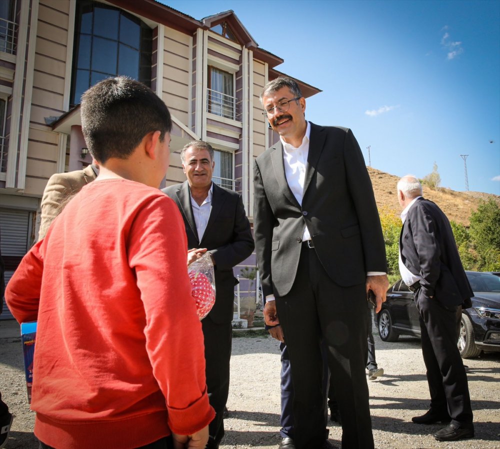 Vali Çelik, kendisine sosyal medyadan ulaşan kas hastası kardeşleri ziyaret etti