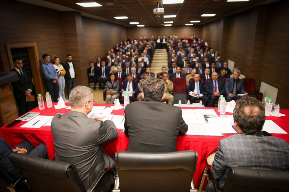 Vali Çelik, kendisine sosyal medyadan ulaşan kas hastası kardeşleri ziyaret etti