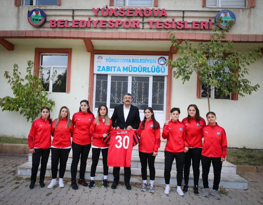 Vali Çelik, kendisine sosyal medyadan ulaşan kas hastası kardeşleri ziyaret etti