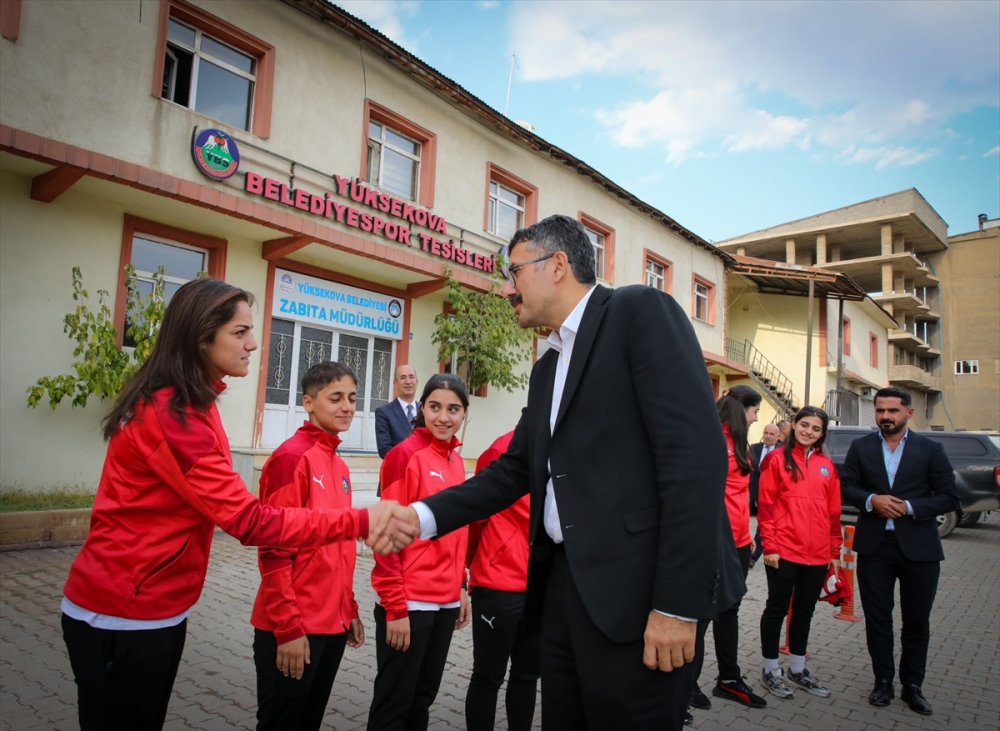 Vali Çelik, kendisine sosyal medyadan ulaşan kas hastası kardeşleri ziyaret etti