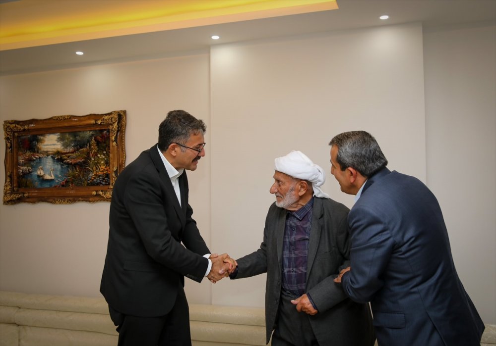 Vali Çelik, kendisine sosyal medyadan ulaşan kas hastası kardeşleri ziyaret etti