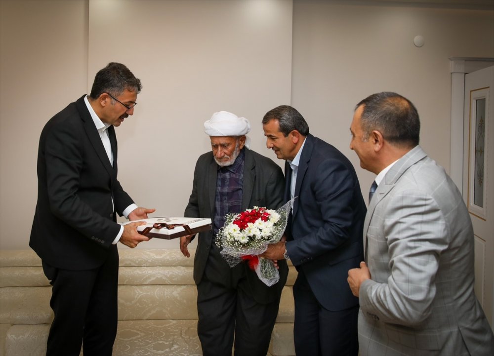 Vali Çelik, kendisine sosyal medyadan ulaşan kas hastası kardeşleri ziyaret etti