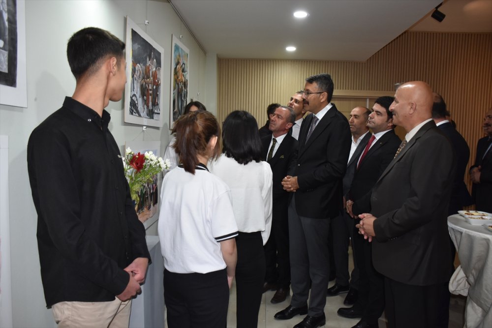 Hakkari'de Cumhuriyet'in 100. yılına özel resim sergisi açıldı