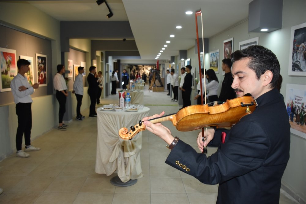 Hakkari'de Cumhuriyet'in 100. yılına özel resim sergisi açıldı