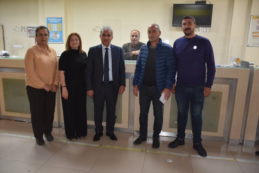 Hakkari'de PTT'ye gelen 183. müşteriye pul serisi hediye edildi