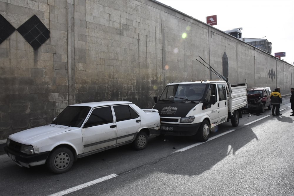 Van'da 4 aracın karıştığı kazada 2 kişi yaralandı