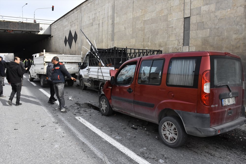 Van'da 4 aracın karıştığı kazada 2 kişi yaralandı