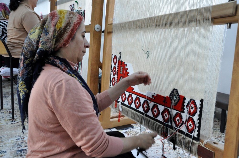 Çukurca'da köy ve ilçe merkezinde 49 kilim kursu bulunuyor