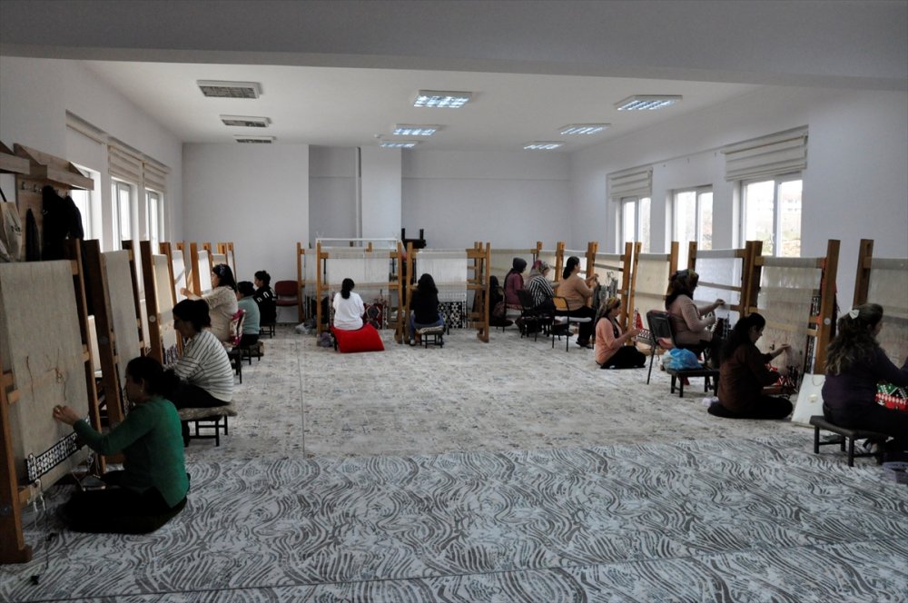 Çukurca'da köy ve ilçe merkezinde 49 kilim kursu bulunuyor