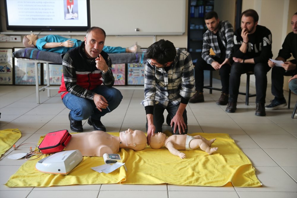 Depremde hayat kurtaran öğretmenler, Hakkari'de meslektaşlarına ilk yardımı anlatıyor