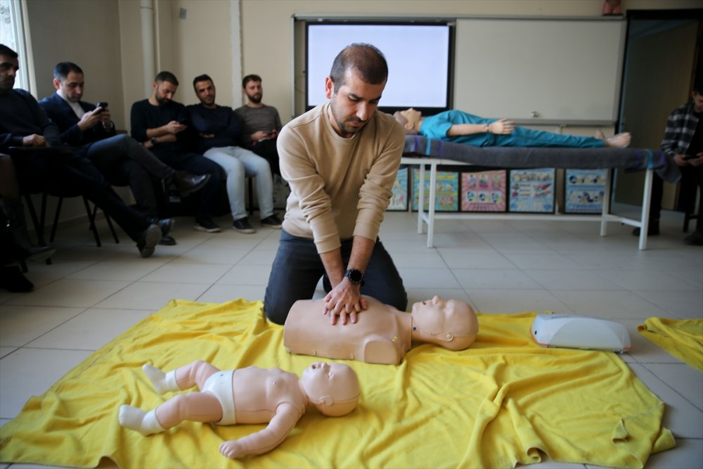 Depremde hayat kurtaran öğretmenler, Hakkari'de meslektaşlarına ilk yardımı anlatıyor