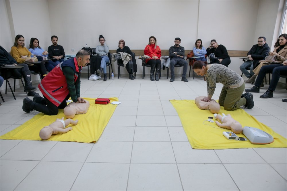 Depremde hayat kurtaran öğretmenler, Hakkari'de meslektaşlarına ilk yardımı anlatıyor