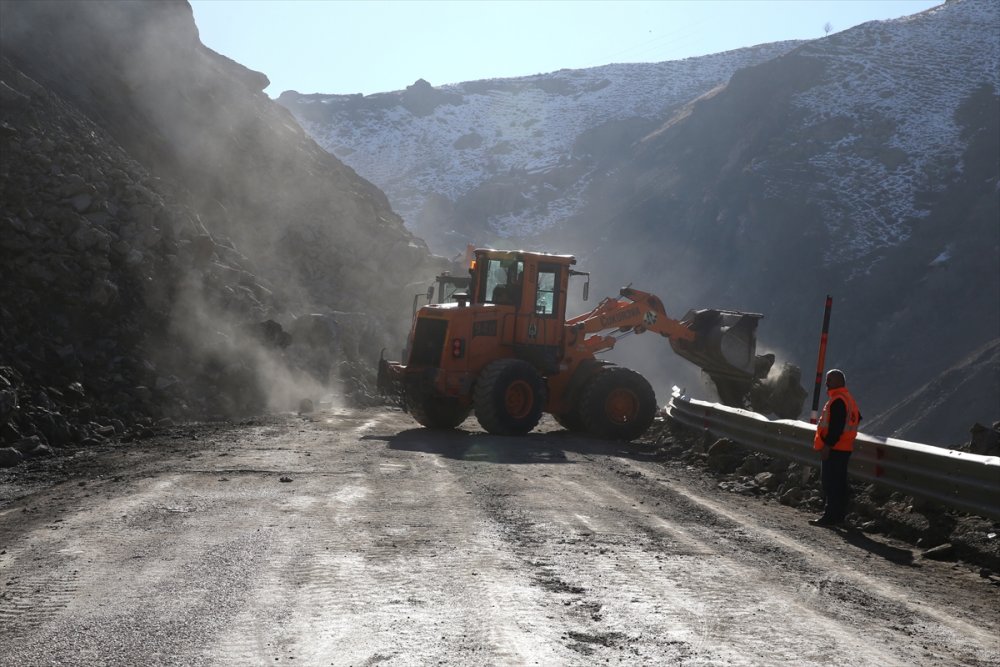 Hakkari Valisi Çelik, heyelan bölgesinde inceleme yaptı