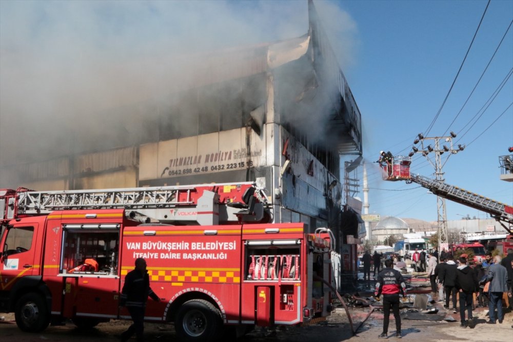 Van'da bir iş yerinde çıkan yangın söndürüldü