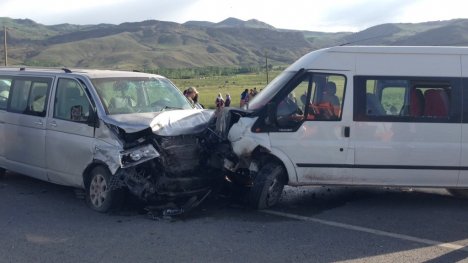 Ağrı’da Trafik Kazaları: 1 Ölü, 8 Yaralı