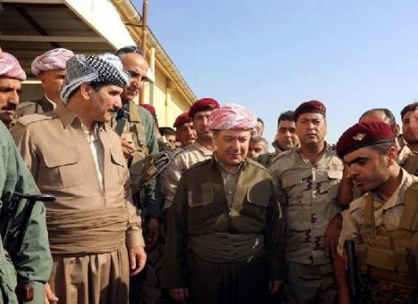 Barzani Cephedeki Peşmergeleri ziyaret etti