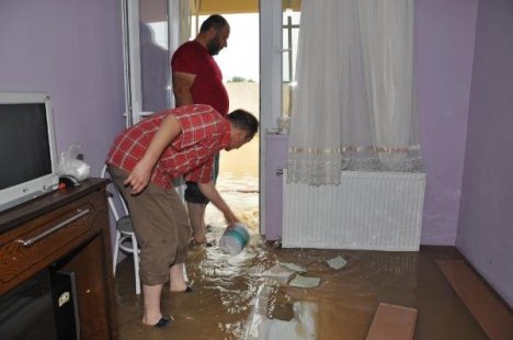 Bursa’da Yağmur Suları Evlere Doldu
