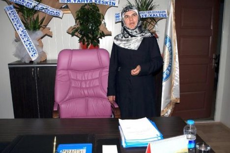 Erciş'in Kadın Eşbaşkanı kendi parasıyla mor makam koltuğu aldı