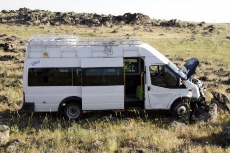 Minibüs İle Otomobil Çarpıştı: 6 Yaralı