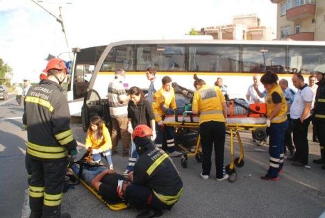 Servis Otobüsü Otomobille Çarpıştı: 6 Yaralı