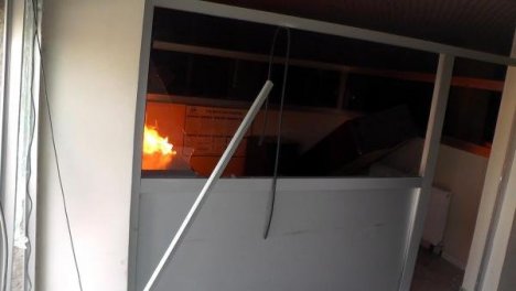 Silopi'de DEDAŞ binası ateşe verildi