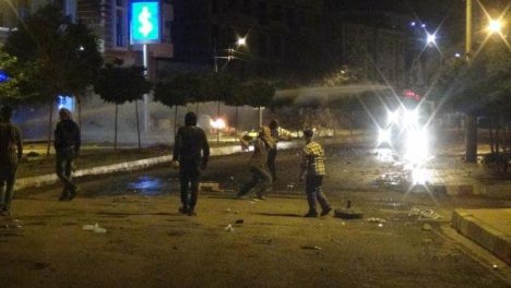 Silvan'da gergin gece: 2 polis yaralandı