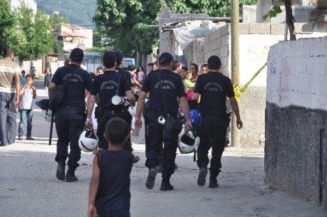 'Yol Geçme Kavgası' 3'ü Polis 14 Yaralı